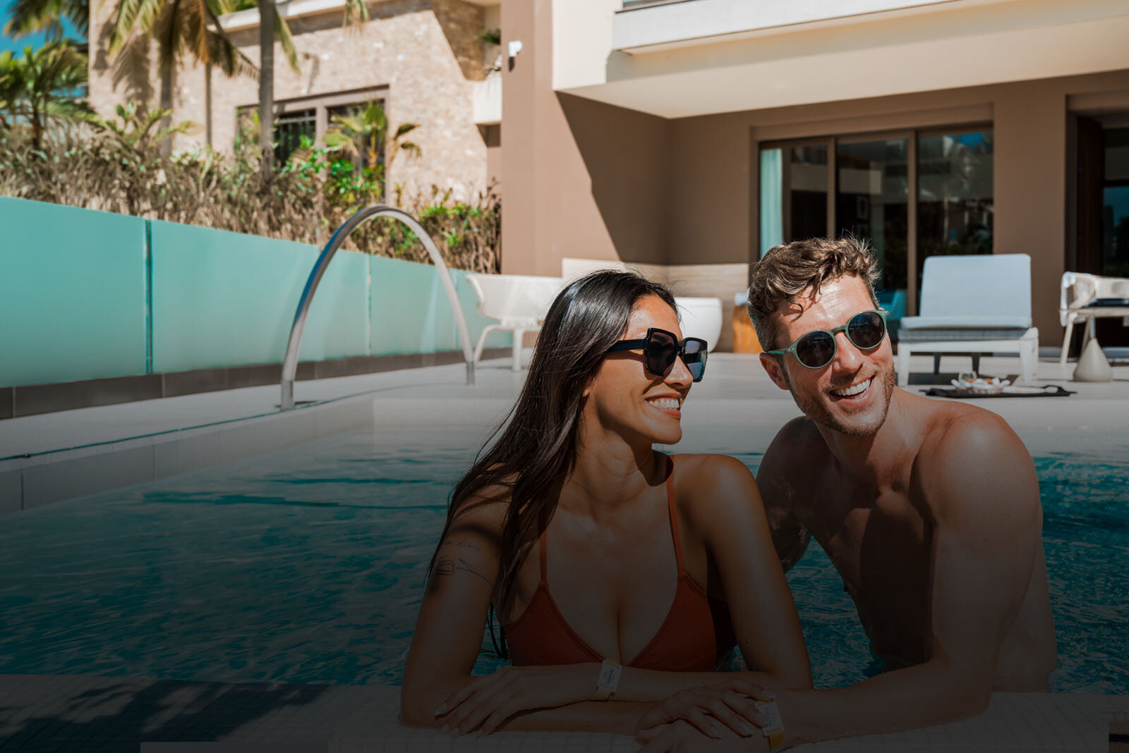 Un hombre y una mujer en una piscina